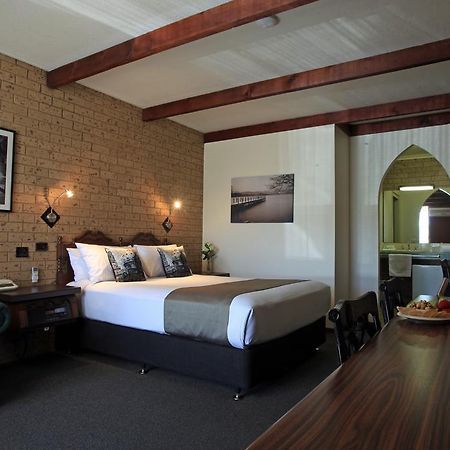 Belltower Motor Inn เชปเปอร์ตัน ห้อง รูปภาพ