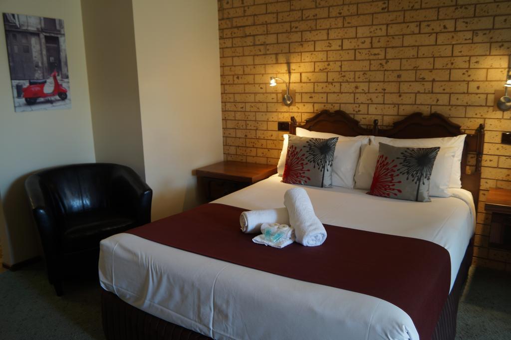 Belltower Motor Inn เชปเปอร์ตัน ภายนอก รูปภาพ