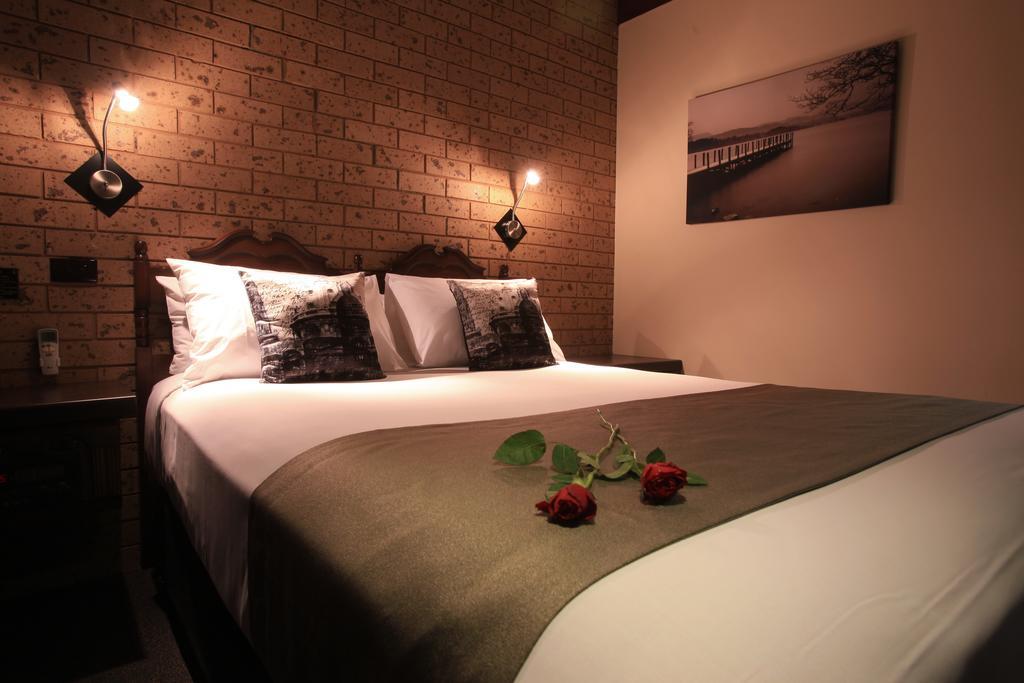 Belltower Motor Inn เชปเปอร์ตัน ภายนอก รูปภาพ